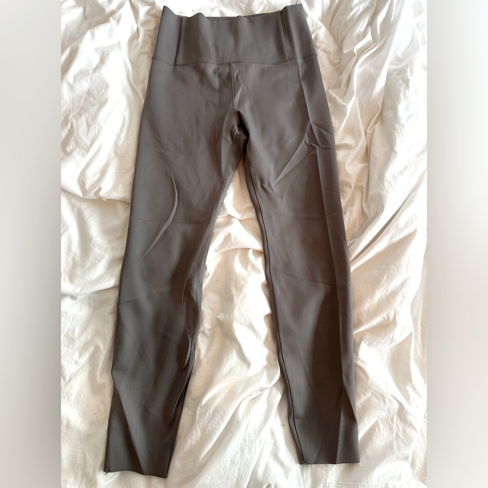 Vuori Evolve Leggings. Women’s size M. Color Smoke. Right above ankle length.